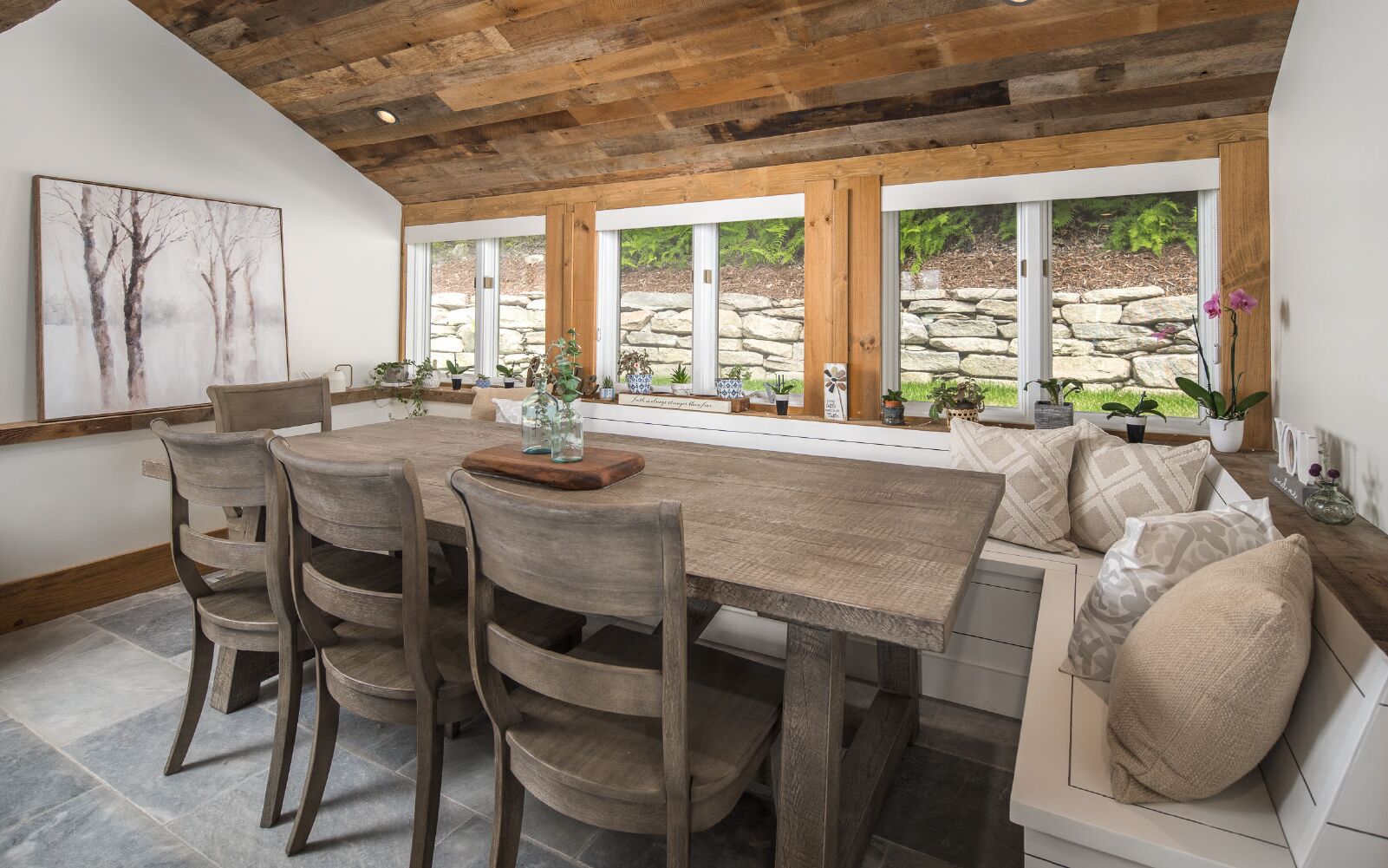 2026_09_VPC_Blogs_800x500-2 cabin's cozy dining room